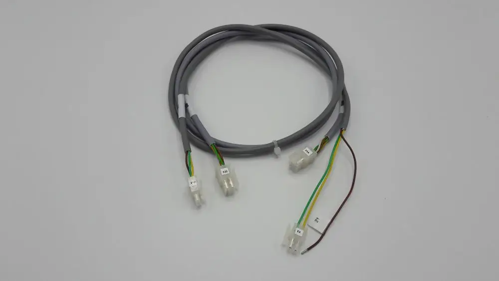 Kabel mit mehreren Leitungen und Steckverbindern, verwendet in Heizsystemen von Remeha. Kabel sind farblich codiert zur einfachen Identifizierung.
